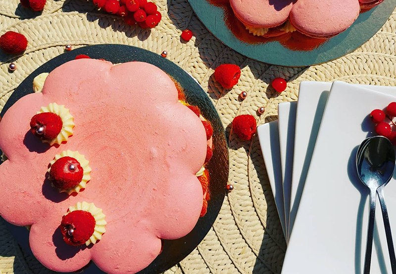 Cake-comedy-by-Caro-macarons-a-partager-800x533