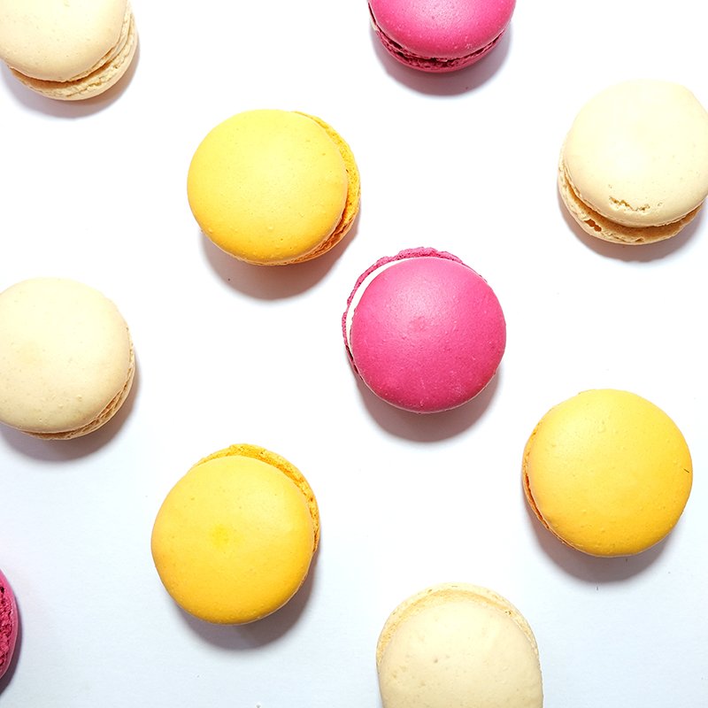 Cake-comedy-by-Caro-macarons-petits-800x800